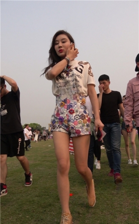 漂亮的高腰短裤美女