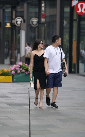 视觉冲击街拍作品 – 性感的吊带开叉裙美女