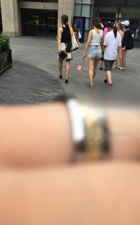 戴墨镜的白色小背心美臀热裤 [23P]