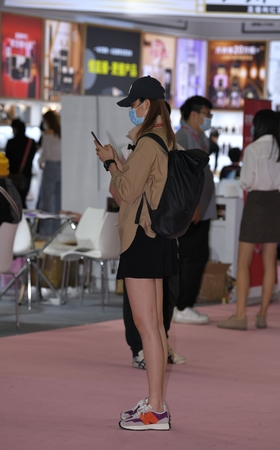 背包长腿美女
