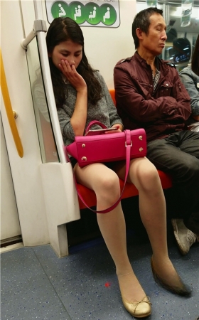 地铁上看手机的肉丝少f