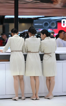 三位肉丝前台小姐姐，中间那位脱鞋~ [21P]