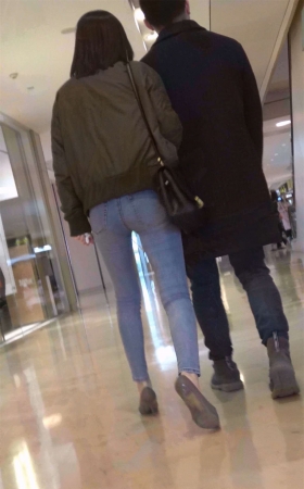 跟男友逛商场的高跟鞋紧身牛仔裤美眉