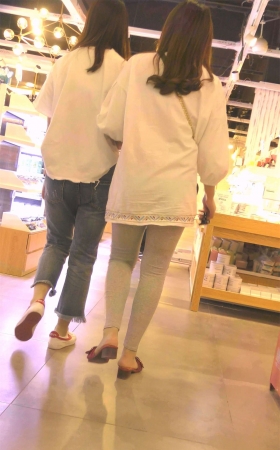 长裤熟妇的凉拖与裸足美脚一点都不匹配