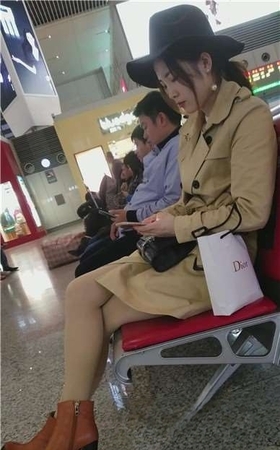 4k-高铁站候车室拍摄长腿肉丝高跟鞋女神，颜值超高。