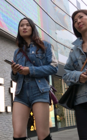 长袖美腿超紧身热裤美眉