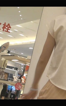商场光脚试鞋的美女