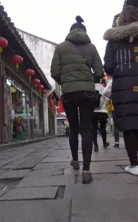 羽绒服超级紧身裤街拍美女