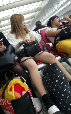 肉色丝袜短裙妹子车站等车
