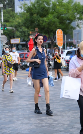 连体裙妹子
