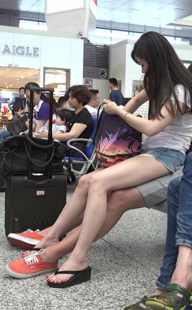 长腿妹子娇坐男友腿上，艳趾玉足挡不住的风情