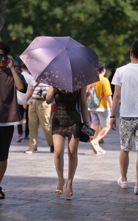 蜂腰包臀美女
