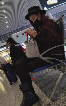 口罩黑色短靴美女