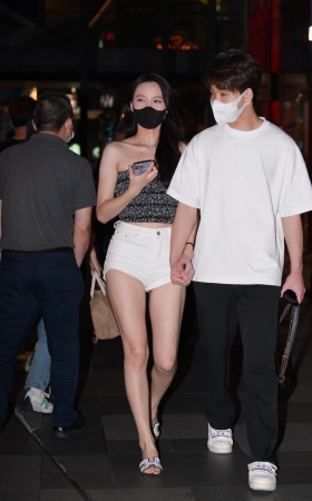 喜欢穿看穿白热裤的女生 [24P]