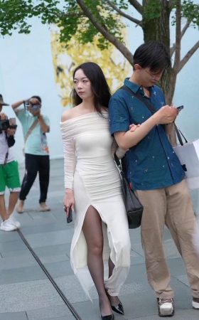 街拍白色裙黑丝女盆友 [8P]