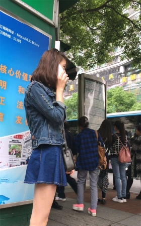 等车的牛仔超短裙极品白腿苗条身材漂亮美女