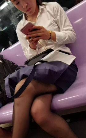 地铁里遇见了极致的女神