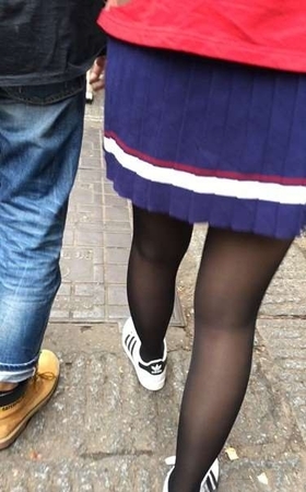 街拍黑丝学生妹