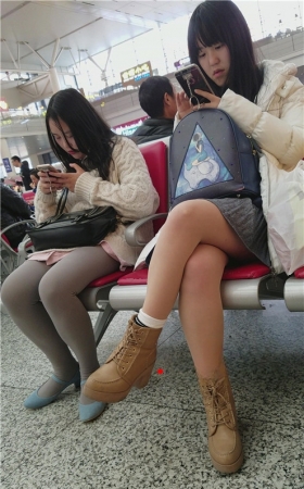 两个年轻的妹子