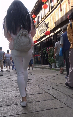 条纹T恤超紧身白裤街拍美女