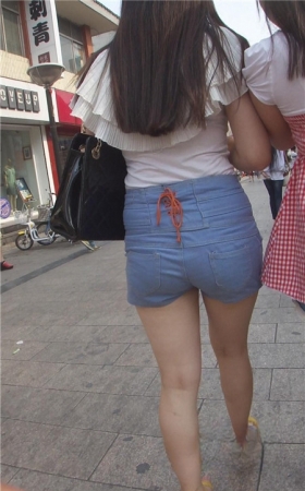 牛仔热裤高腰妹子