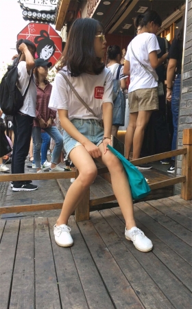 蓝色短裤小美女