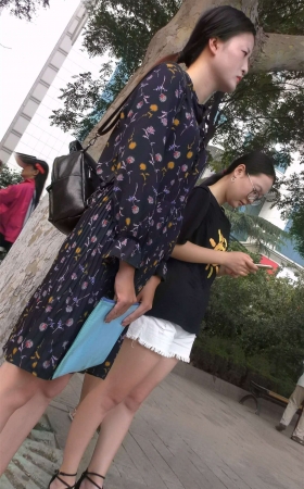 等公交的碎花连衣裙美女