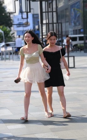 白裙小姐姐 [17P]