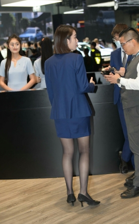 黑丝包臀裙的销售顾问 [14P]