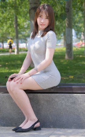 [红石模拍大赛作品]灰色包臀美女