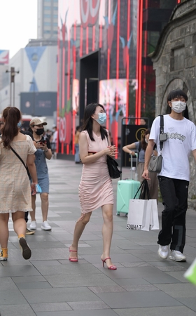 漂亮的粉裙小姐姐