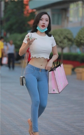（视频）漂亮的露腰小姐姐