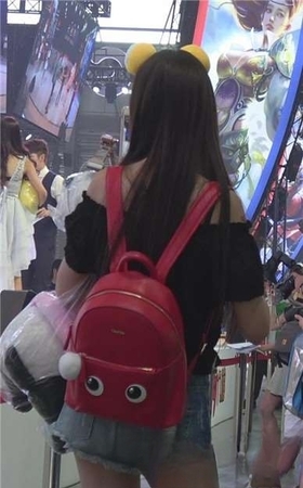 偶遇超短牛仔热裤女孩，小PP都露出来咯。