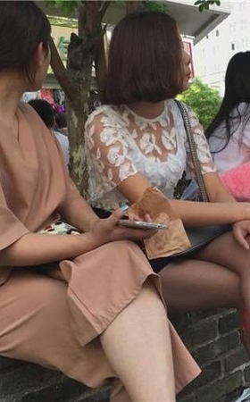 跟闺蜜聊天吃东西的妹子，多想你站起来摄下你的身材怎…