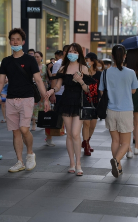 好喜欢这种微胖大白腿女孩