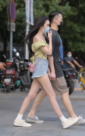 荷叶边、一字肩抹胸热裤美女 [20P]