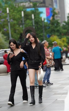 挺漂亮的长靴美腿小姐姐 [18P]