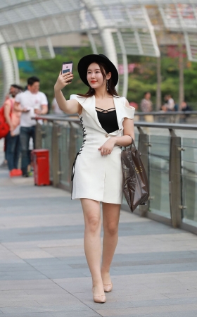 爱美，玩自拍的白皙美腿美女 [24P]