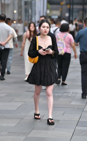 街拍黑色连衣裙，松糕鞋美女 [18P]