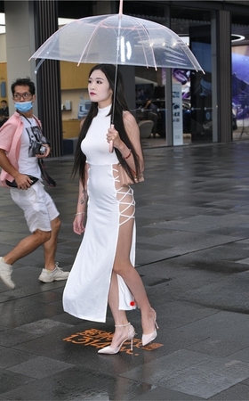 打着伞的漂亮性感美女【套图+视频】