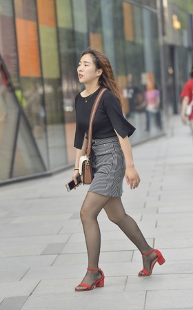 高清超薄黑丝小红鞋美女