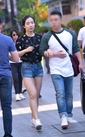 身材很有料的热裤小妹 [23P]