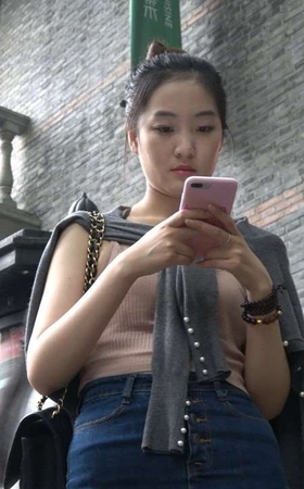 街拍丸子头紧身牛仔裙有范的美女姐姐 [1.34 GB]