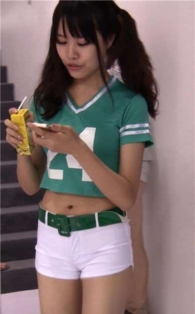 白色紧身热裤美三角的青春美少女。