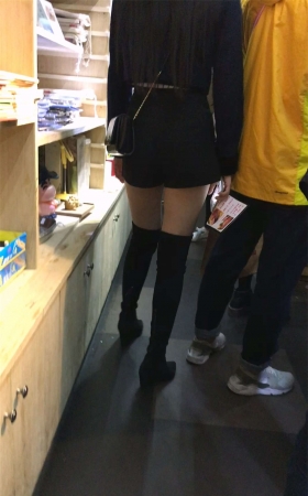 黑色短裤极品白皙美腿高筒袜饱满圆臀漂亮美女