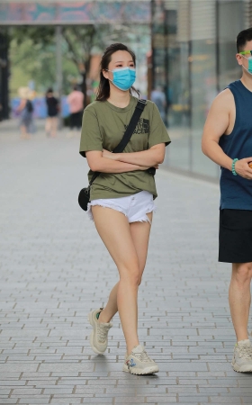 玻璃街拍作品 – 白色热裤YY女友