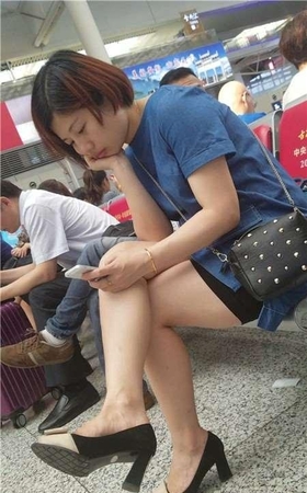 4K-性感鱼嘴高跟鞋街拍短裙美腿小姐姐