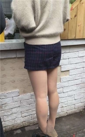 街拍极品美腿肉丝袜包臀裙美女