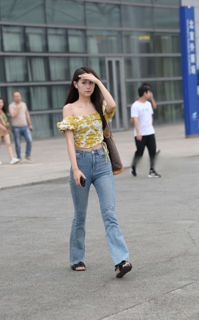 靓丽的牛仔长裤小姐姐一枚 [23P]