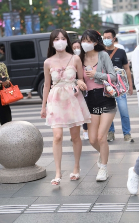 街拍白皙粉嫩青春姑娘 [23P]
